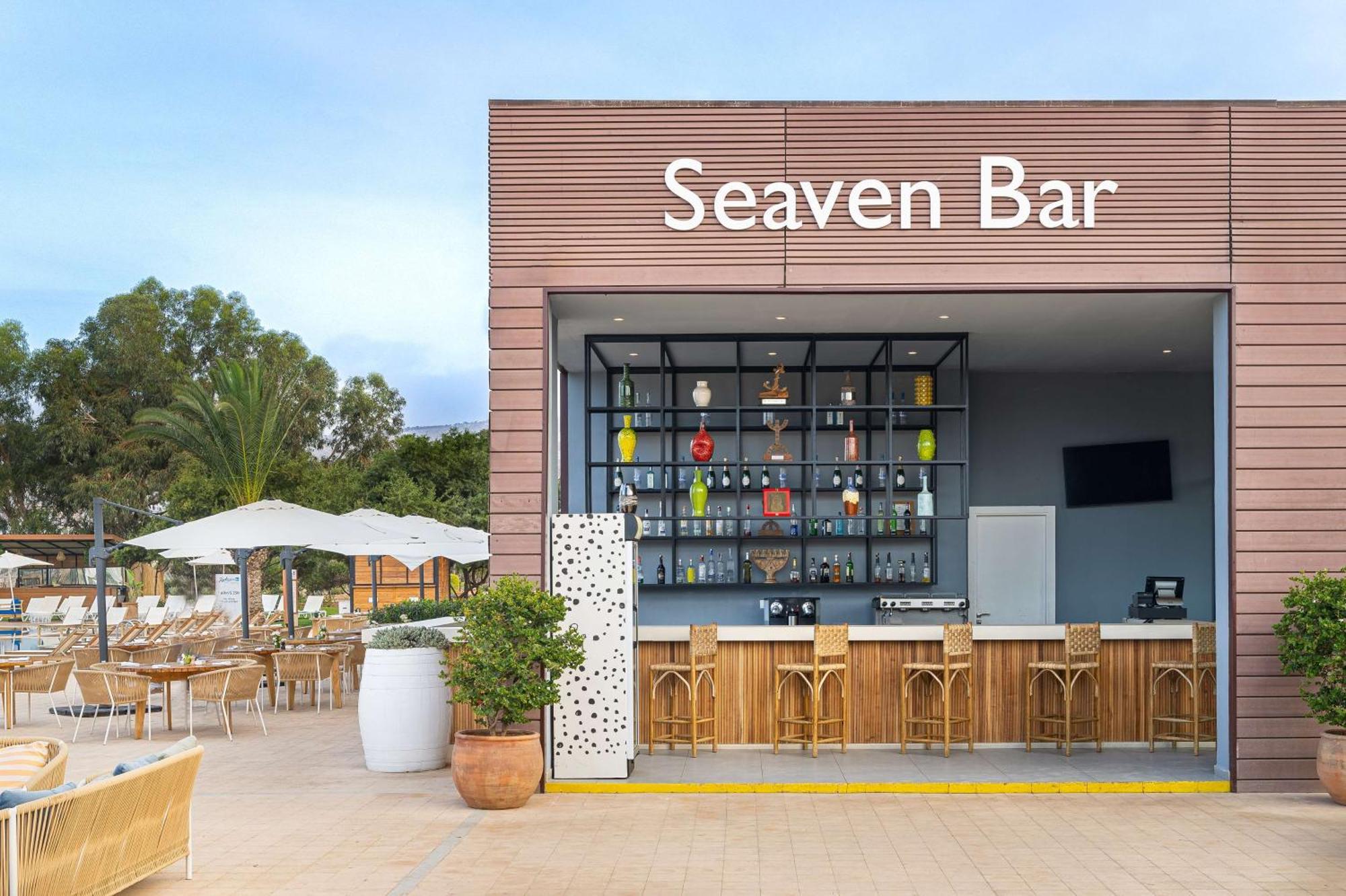 Radisson Blu Bay Surf Village 5*